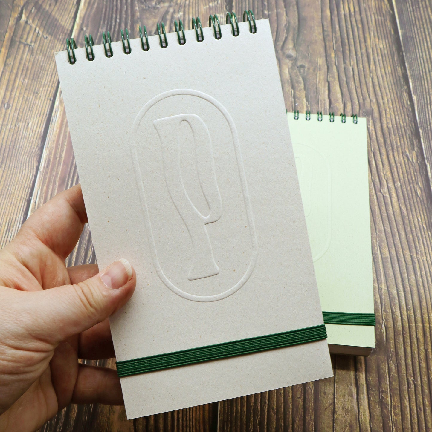 Colombo di Piperita Paper: taccuino tascabile 10x17 cm, pagine bianche, copertina verde e sabbia con rilievo e spirale, perfetto per appunti e idee.