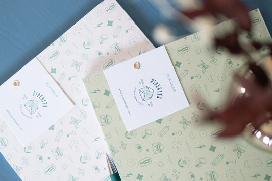 Marie Plan di Piperita Paper: planner settimanale 30x20 cm, 52 pagine, copertina verde o sabbia, perfetto per organizzare la settimana lavorativa e familiare.