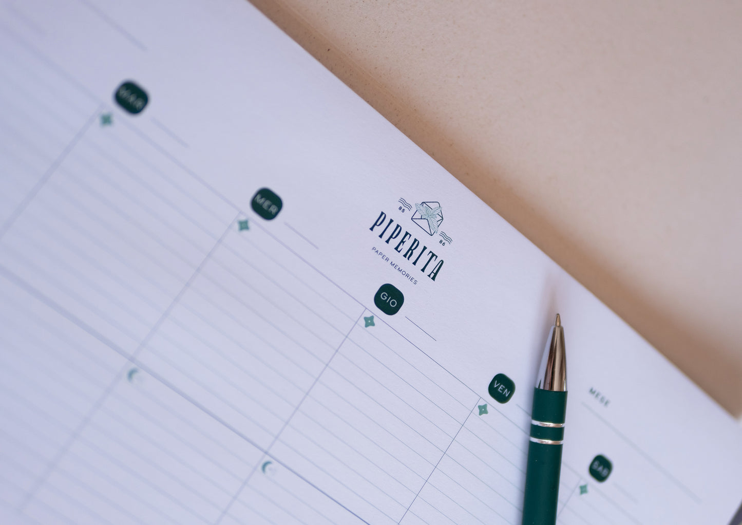 Marie Plan di Piperita Paper: planner settimanale 30x20 cm, 52 pagine, copertina verde o sabbia, perfetto per organizzare la settimana lavorativa e familiare.