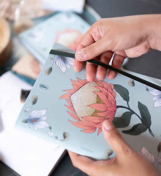 Notebook A5 Mina Protea di Piperita Paper design floreale con pagine bianche. Perfetto per scrivere, disegnare, progettare. Un regalo unico per chi ama creare.