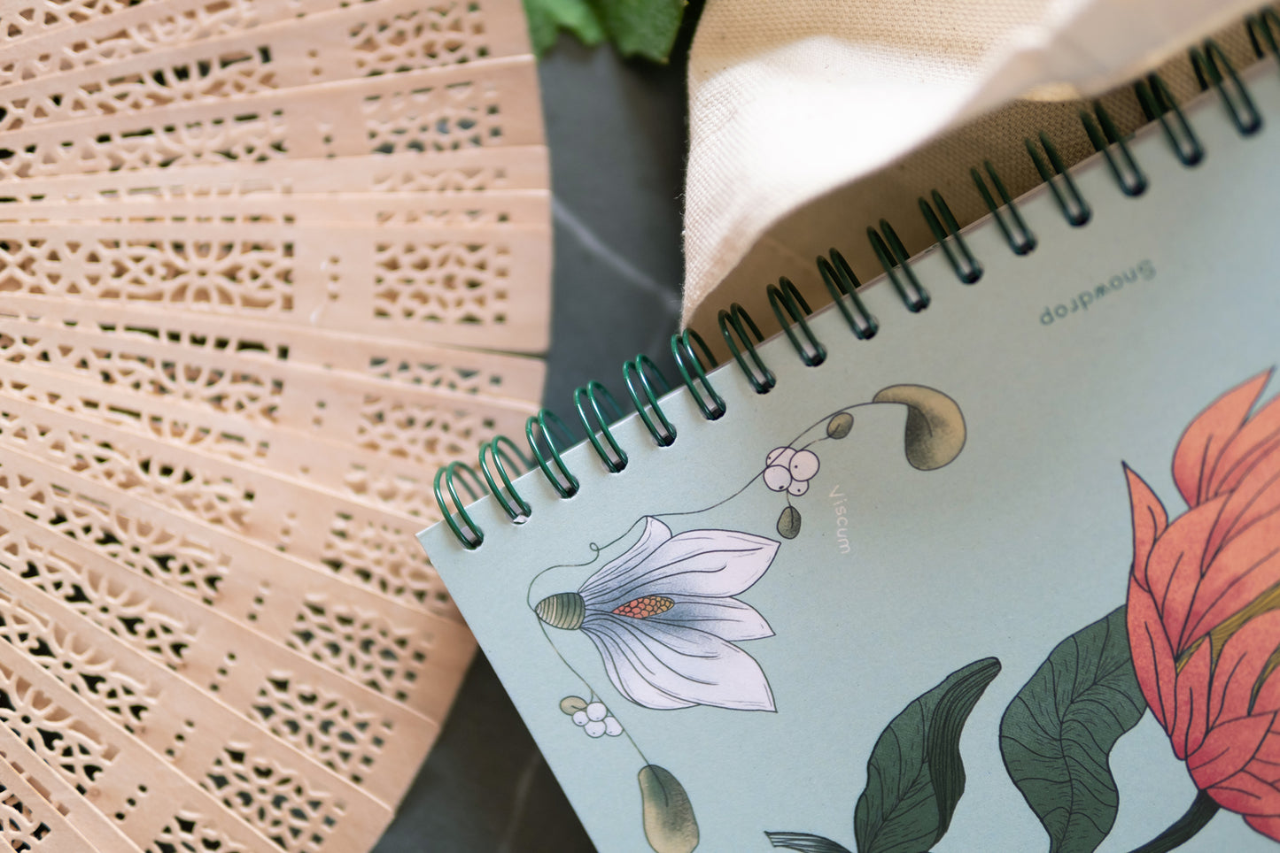 Notebook A5 con spirale Rosemary Protea Piperita Paper design floreale copertina riciclata e pagine bianche, righe, quadretti e punti bullet journal. Adatto per scrivere, disegnare, progettare.