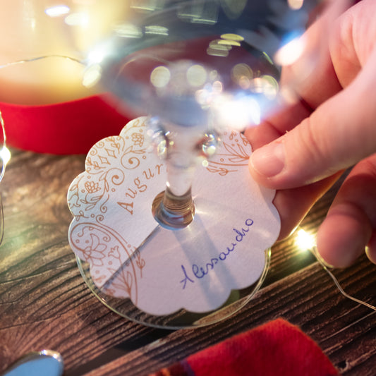Segnaposto Natale Oro di Piperita Paper. Set da 12 pezzi in carta perlata avorio stampa a colori con spazio per scrivere nome, perfetti per le feste natalizie.