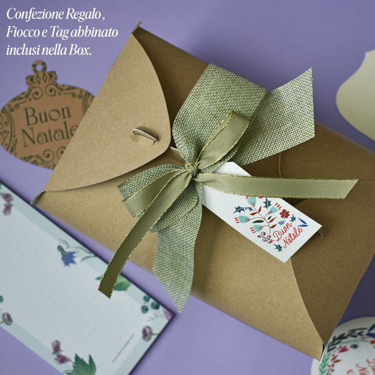 Box regalo di cancelleria curata nei dettagli: quaderni, notes e cartoline natale. Perfetta per chi ama scrivere, progettare, creare. Confezione regalo inclusa.