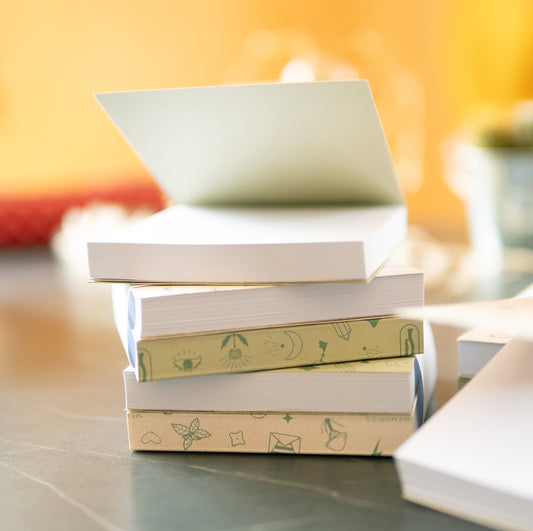 Clementine di Piperita Paper: set 2 mini blocchi 10x10 cm tascabili, pagine bianche, copertine verde e sabbia, perfetti per appunti e memo veloci.