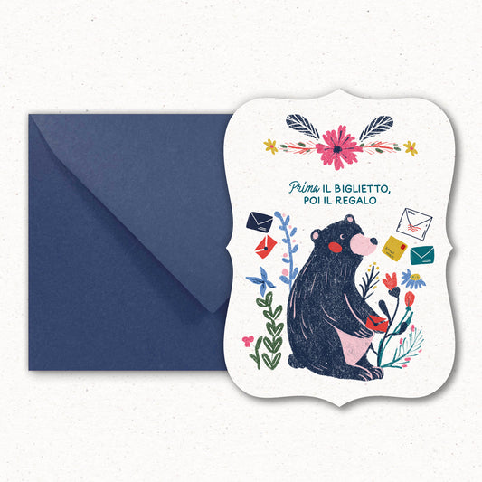 Cartolina Orso Postino di Piperita Paper: sagomata con busta blu, stampa a colori, perfetta per scrivere i vostri auguri di Natale.