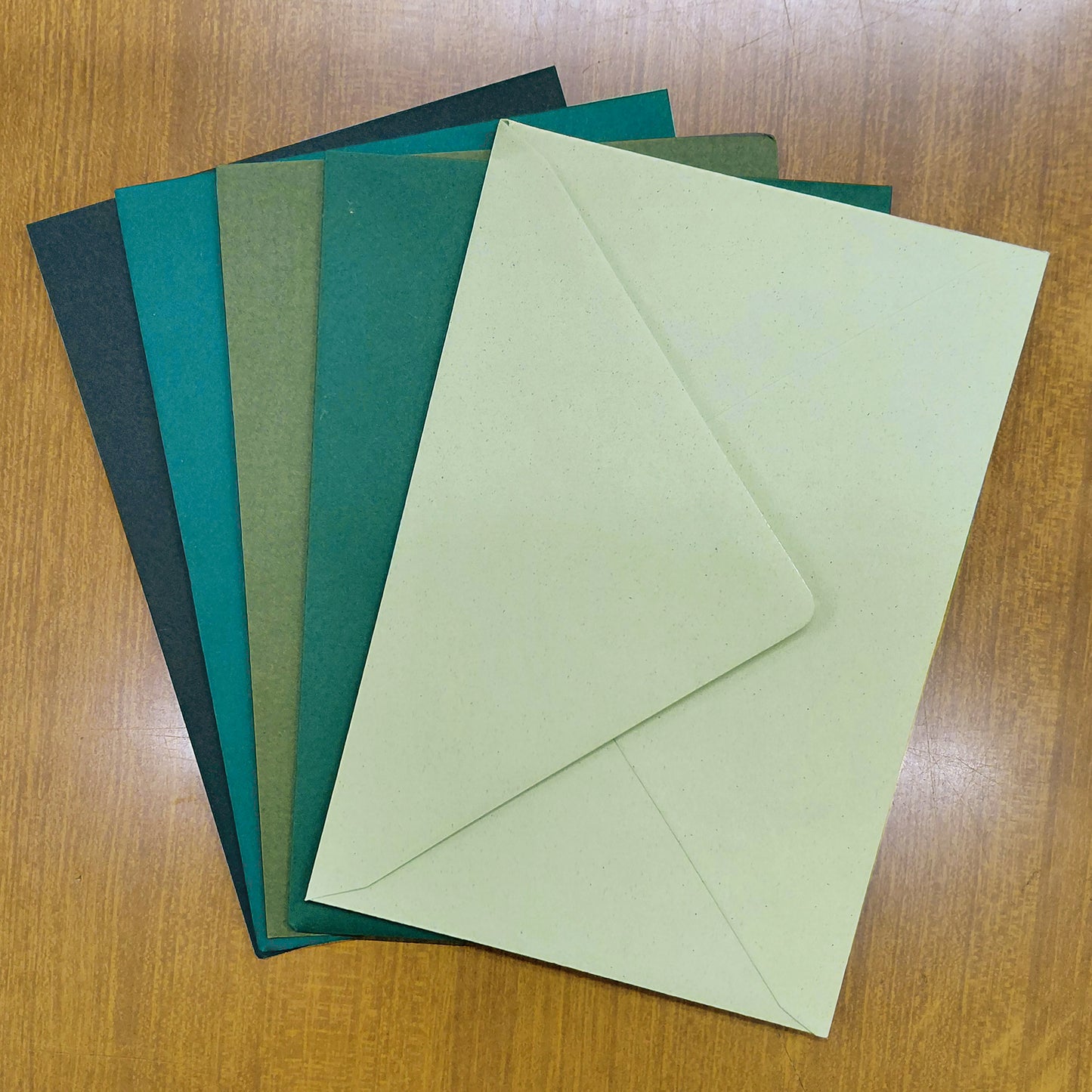 Buste colorate assortite 18x12 cm in carta di alta qualità. Ideali per lettere, journaling, scrapbooking e fai da te. Aggiungi colore alla tua corrispondenza.