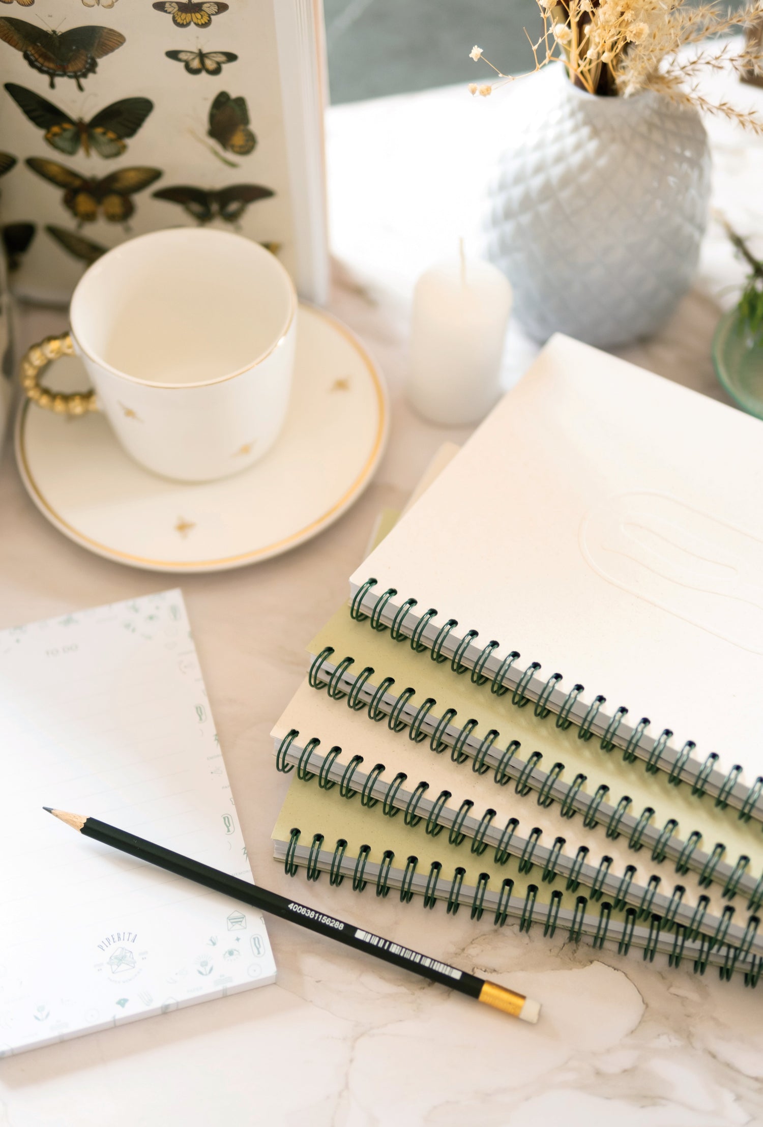 Piperita Collection: quaderni, note book, taccuini, planner e mini notes con grafiche semplici ed eleganti verde e sabbia per annotare pensieri, progetti, idee.