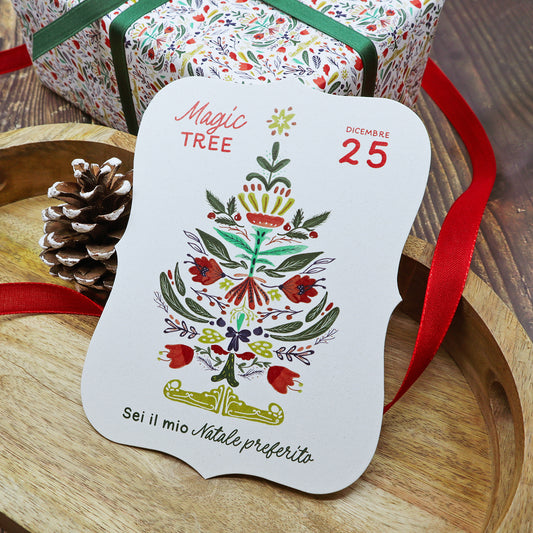 Cartolina Albero Folk di Piperita Paper: sagomata con busta rossa, stampa a colori, perfetta per scrivere i vostri auguri di Natale.