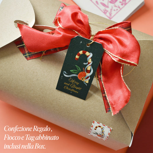 Box regalo di cancelleria curata nei dettagli: quaderni, notes e cartoline natale. Perfetta per chi ama scrivere, progettare, creare. Confezione regalo inclusa.
