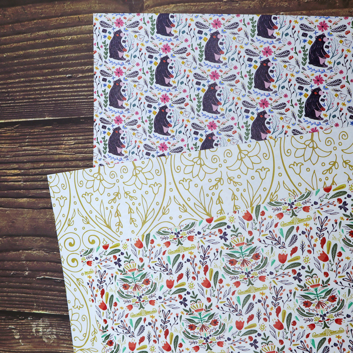 Carta Regalo di Piperita Paper: set da 3 fogli con grafiche natalizie, stampa a colori su carta ruvida, ideale per confezionare i vostri regali.