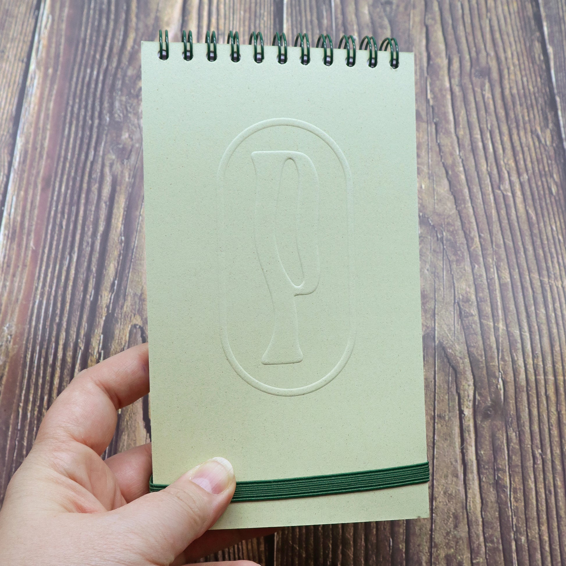 Colombo di Piperita Paper: taccuino tascabile 10x17 cm, pagine bianche, copertina verde e sabbia con rilievo e spirale, perfetto per appunti e idee.