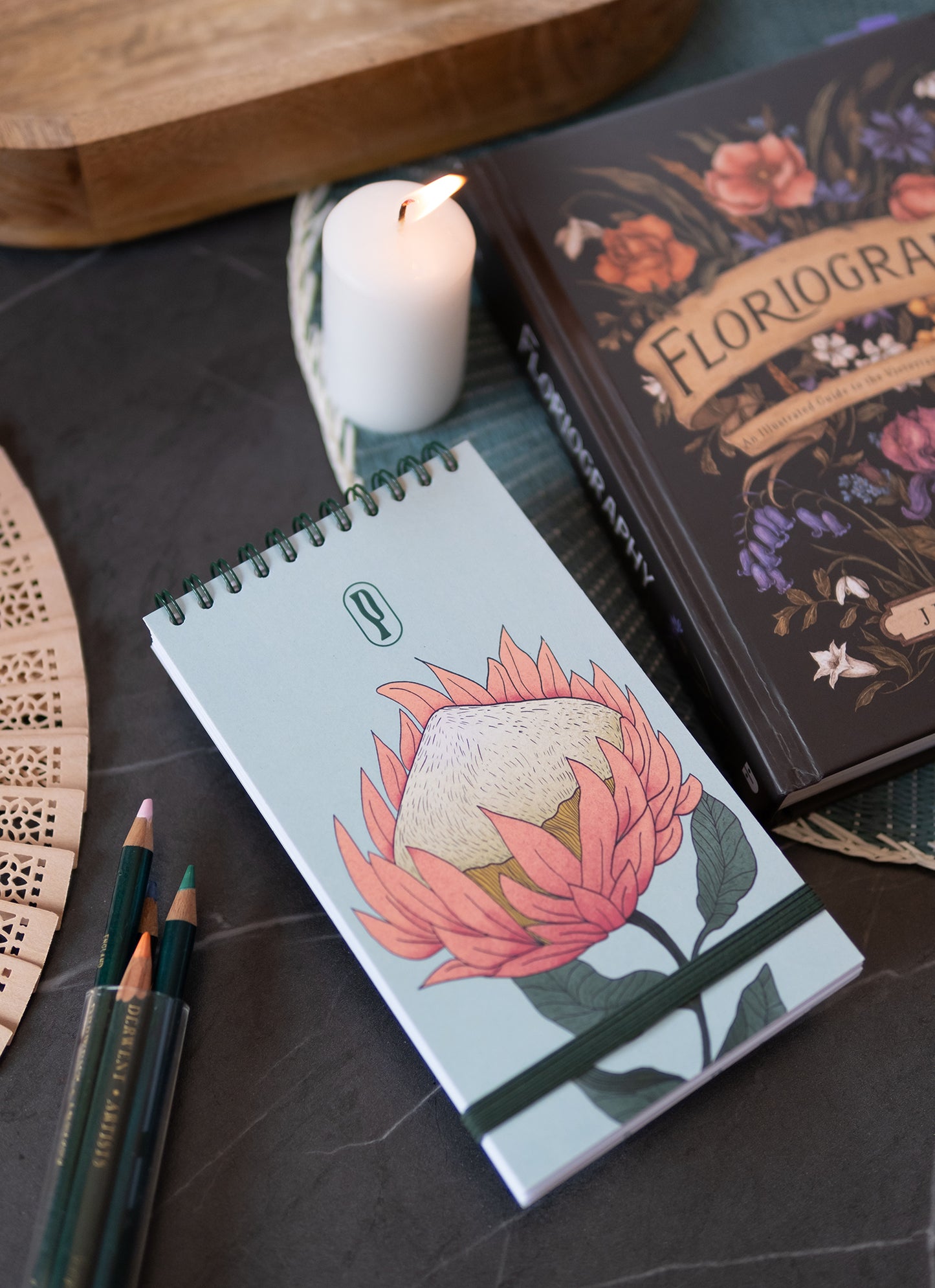 Colombo Protea di Piperita Paper: taccuino tascabile 10x17 cm, pagine bianche, copertina con stampa floreale e spirale, perfetto per appunti e idee creative.