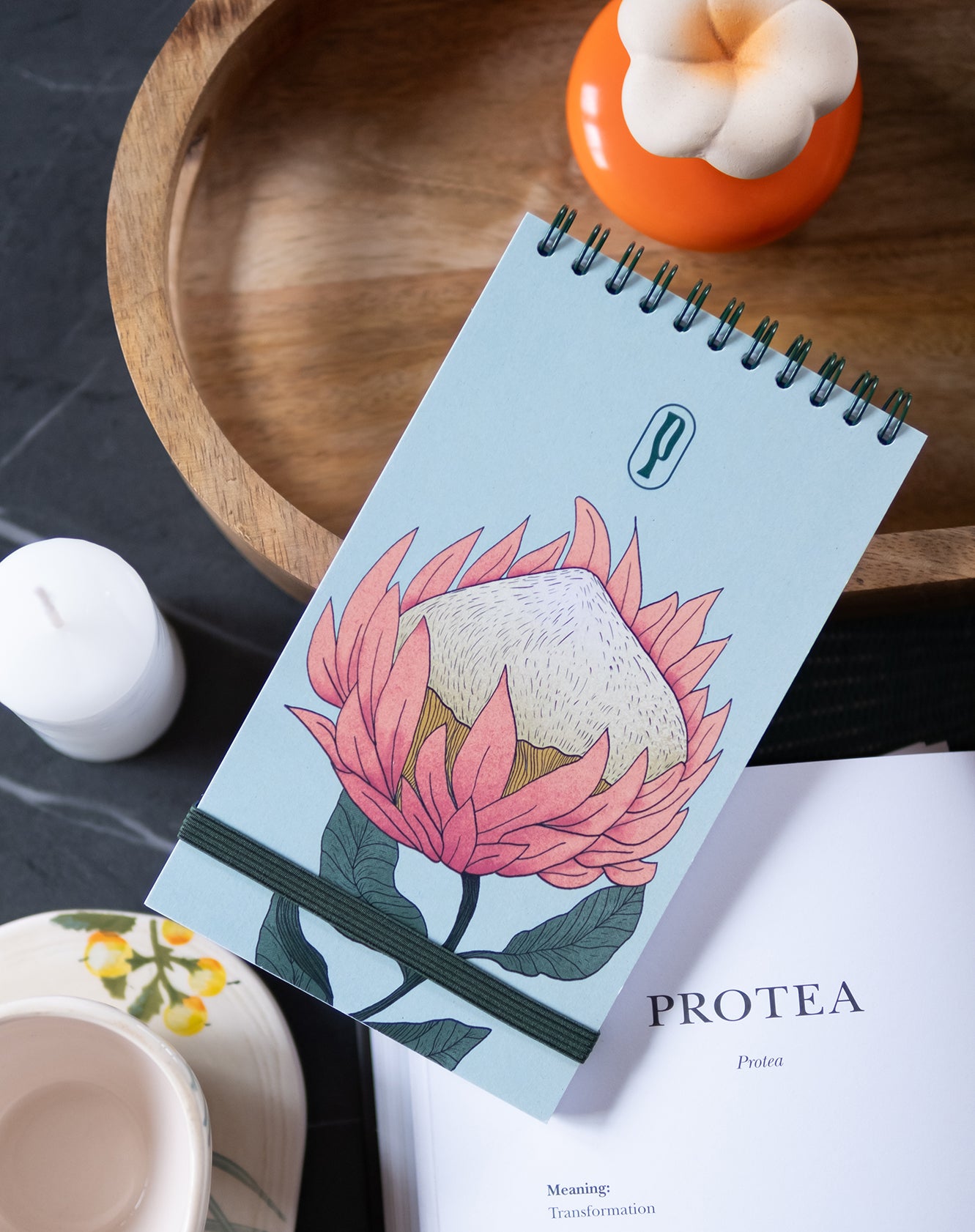 Colombo Protea di Piperita Paper: taccuino tascabile 10x17 cm, pagine bianche, copertina con stampa floreale e spirale, perfetto per appunti e idee creative.