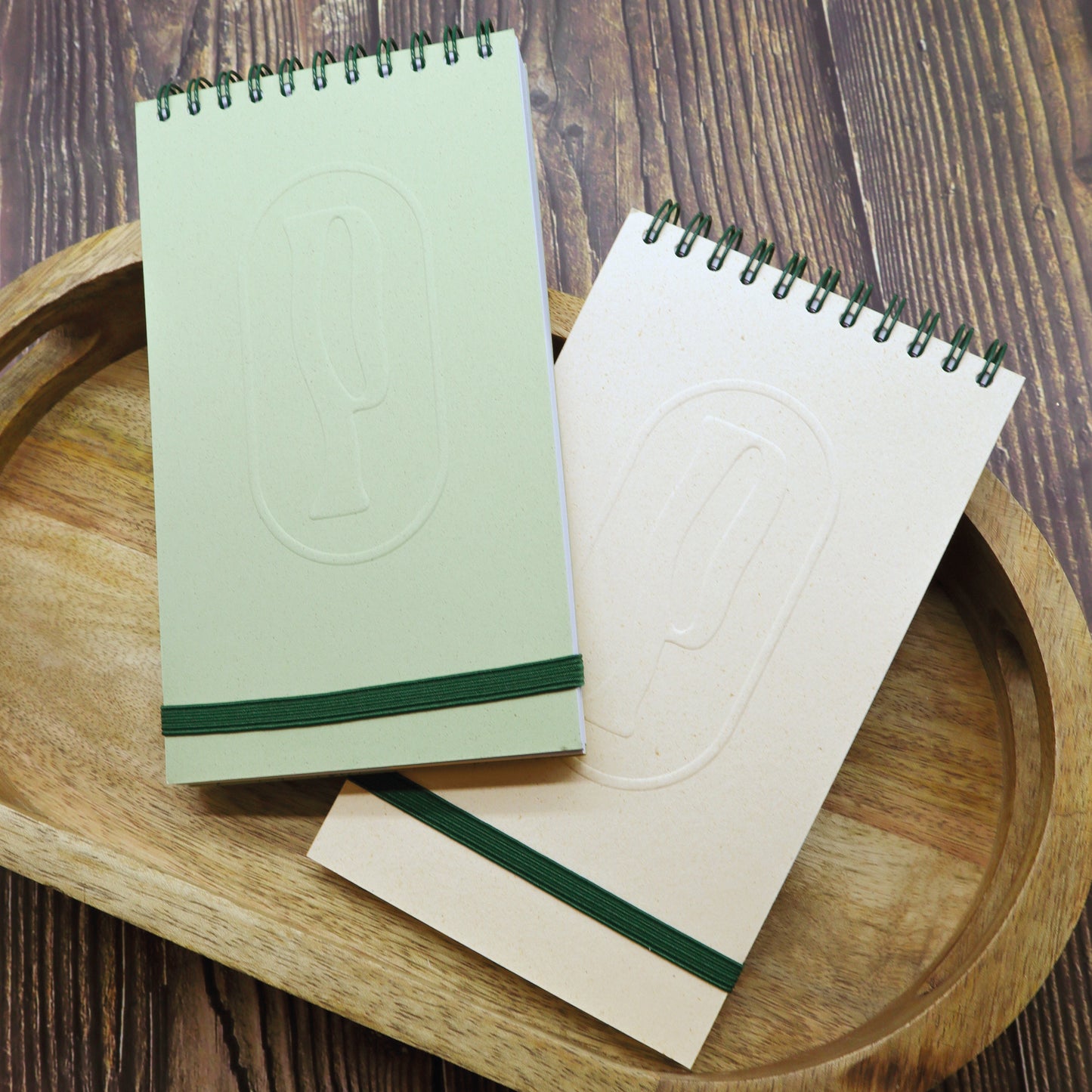 Colombo di Piperita Paper: taccuino tascabile 10x17 cm, pagine bianche, copertina verde e sabbia con rilievo e spirale, perfetto per appunti e idee.