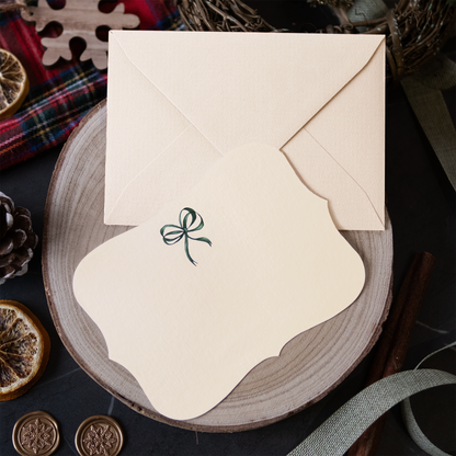 Cartolina Fiocco Verde di Piperita Paper: sagomata con busta avorio, stampa a colori, perfetta per scrivere i vostri auguri di Natale.