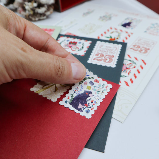 Adesivi di Natale Piperita Paper a forma di francobollo. Set da 9 adesivi perfetti per decorare i  tuoi regali di Natale e le buste per le cartoline d'auguri. 