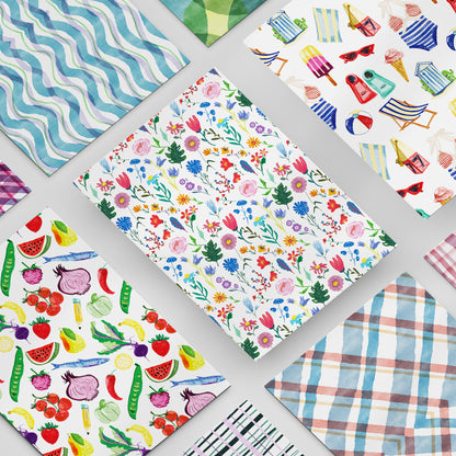 Busta creativa con materiali per journaling e scrapbooking: 10 fogli A4 200 gr, 4 adesivi stampati e 5 cartoncini colorati. Ideale per bullet journal e junk journal.