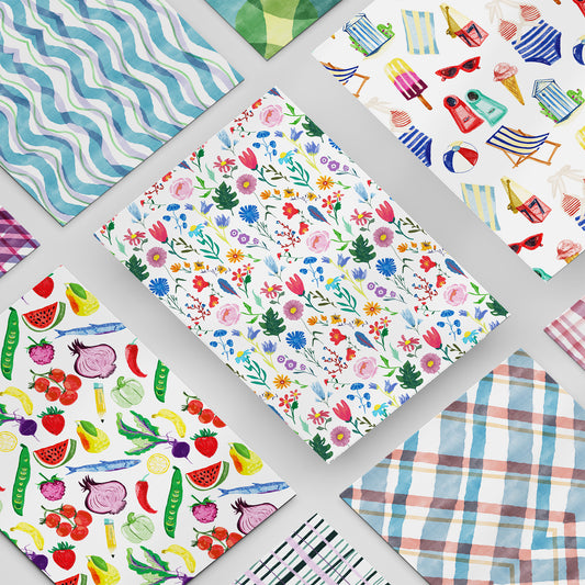 Busta creativa con materiali per journaling e scrapbooking: 10 fogli A4 200 gr, 4 adesivi stampati e 5 cartoncini colorati. Ideale per bullet journal e junk journal.