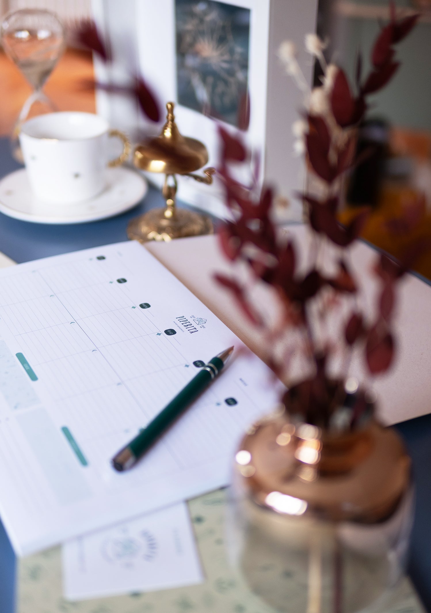 Marie Plan di Piperita Paper: planner settimanale 30x20 cm, 52 pagine, copertina verde o sabbia, perfetto per organizzare la settimana lavorativa e familiare.