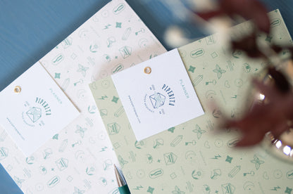 Marie Plan di Piperita Paper: planner settimanale 30x20 cm, 52 pagine, copertina verde o sabbia, perfetto per organizzare la settimana lavorativa e familiare.