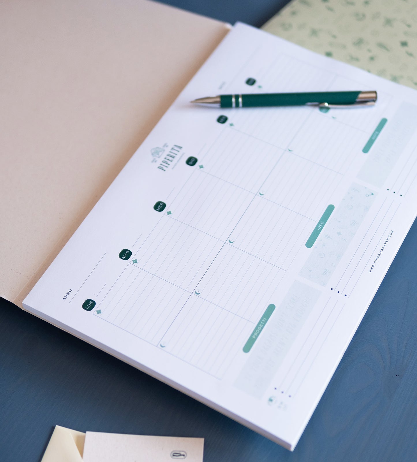 Marie Plan di Piperita Paper: planner settimanale 30x20 cm, 52 pagine, copertina verde o sabbia, perfetto per organizzare la settimana lavorativa e familiare.