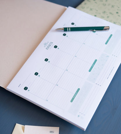 Marie Plan di Piperita Paper: planner settimanale 30x20 cm, 52 pagine, copertina verde o sabbia, perfetto per organizzare la settimana lavorativa e familiare.