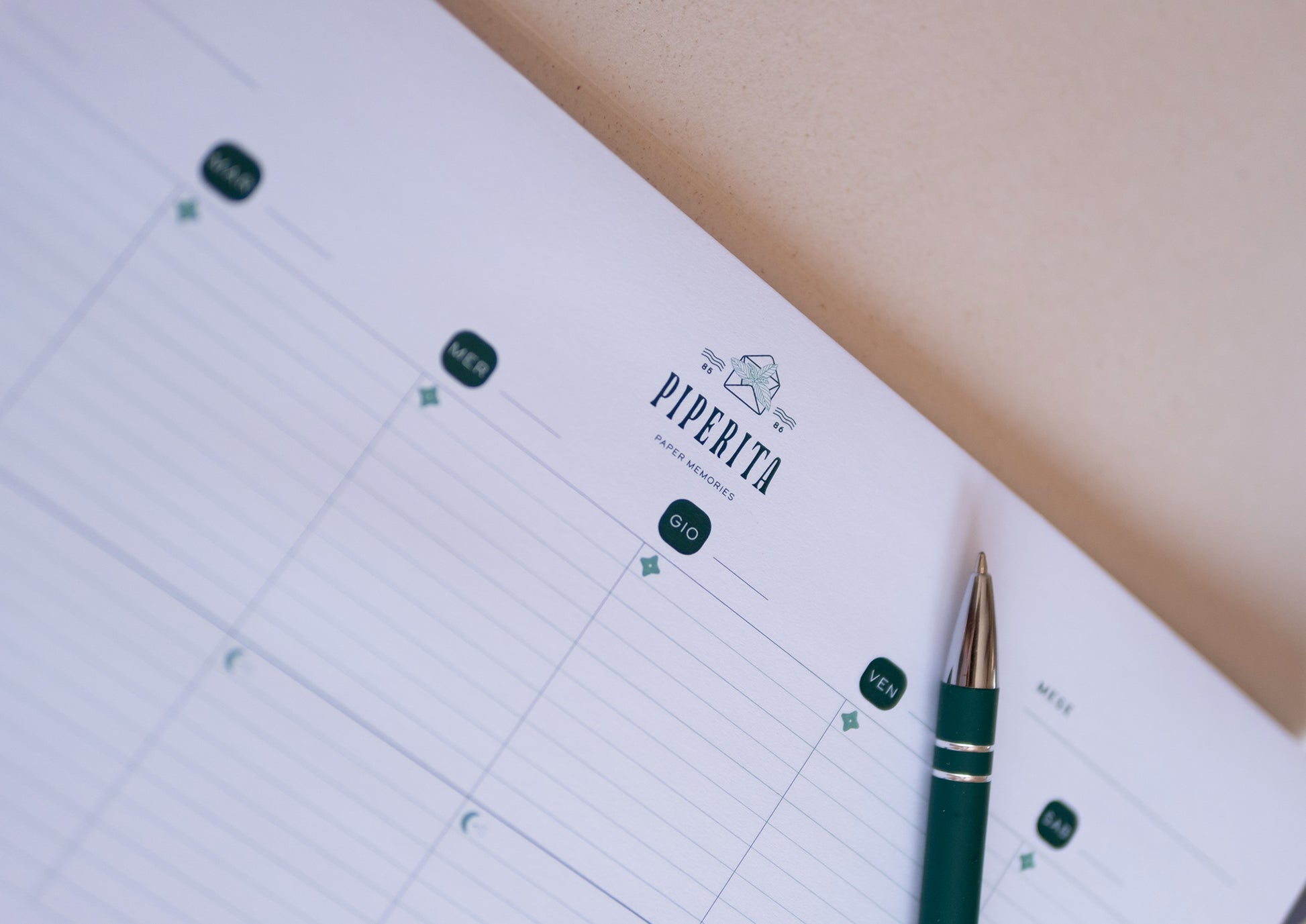 Marie Plan di Piperita Paper: planner settimanale 30x20 cm, 52 pagine, copertina verde o sabbia, perfetto per organizzare la settimana lavorativa e familiare. 