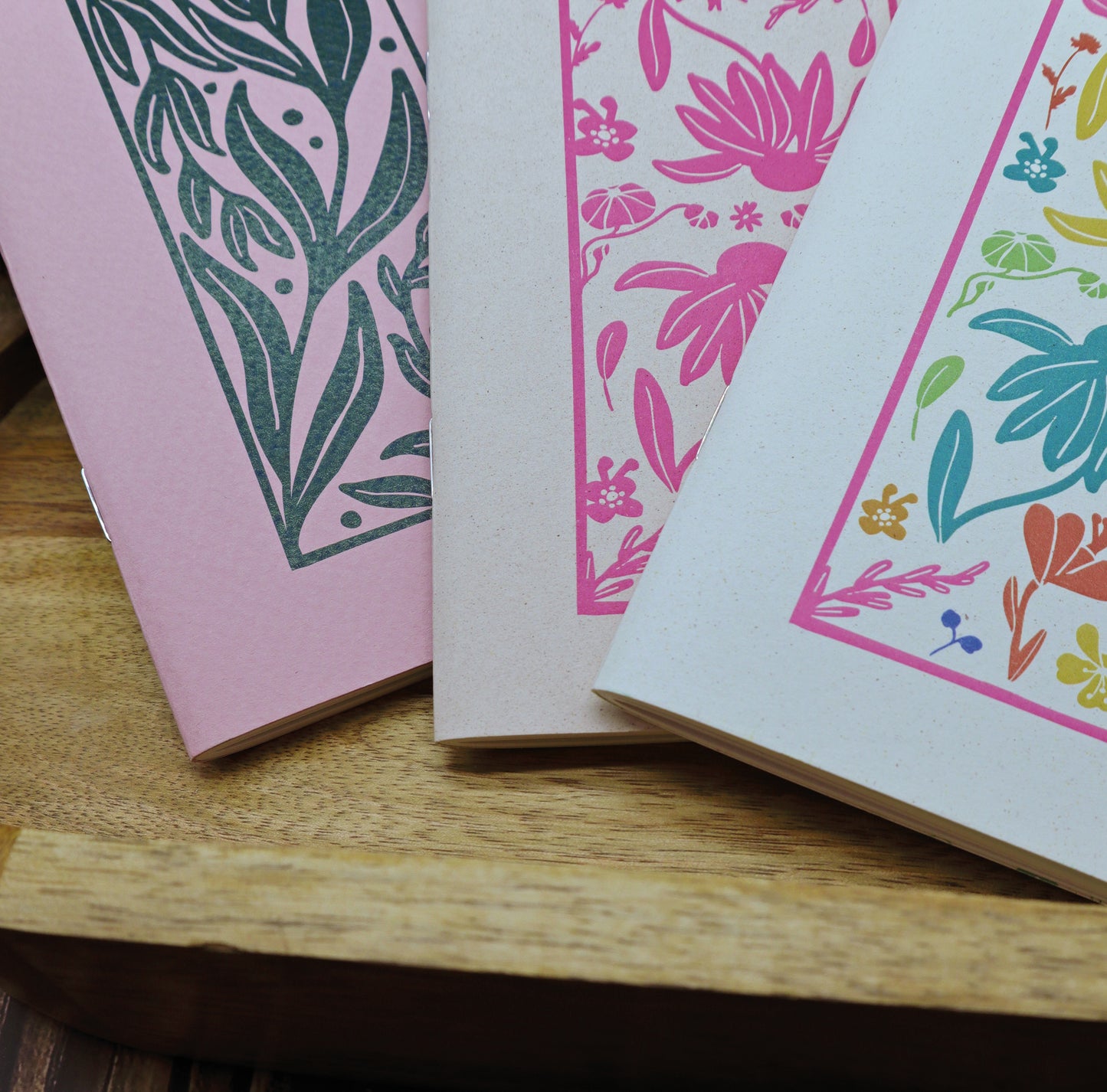 Mini Notebook Mattonella di Piperita Paper: taccuino tascabile, 40 pagine bianche con copertina colorata confezione punto metallico, ideale per appunti veloci.