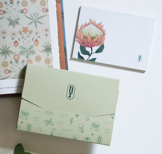 Thank You Card Menta Protea di Piperita Paper: set di 10 piccole cartoline con buste, stampa a colori e decoro floreale, perfette per messaggi regalo o auguri.