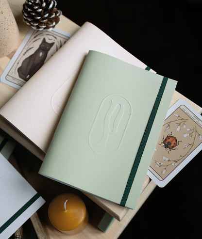Notebook A5 Mina Piperita Paper design semplice verde sabbia con pagine bianche. Perfetto per scrivere, disegnare, progettare. Regalo unico per chi ama creare.