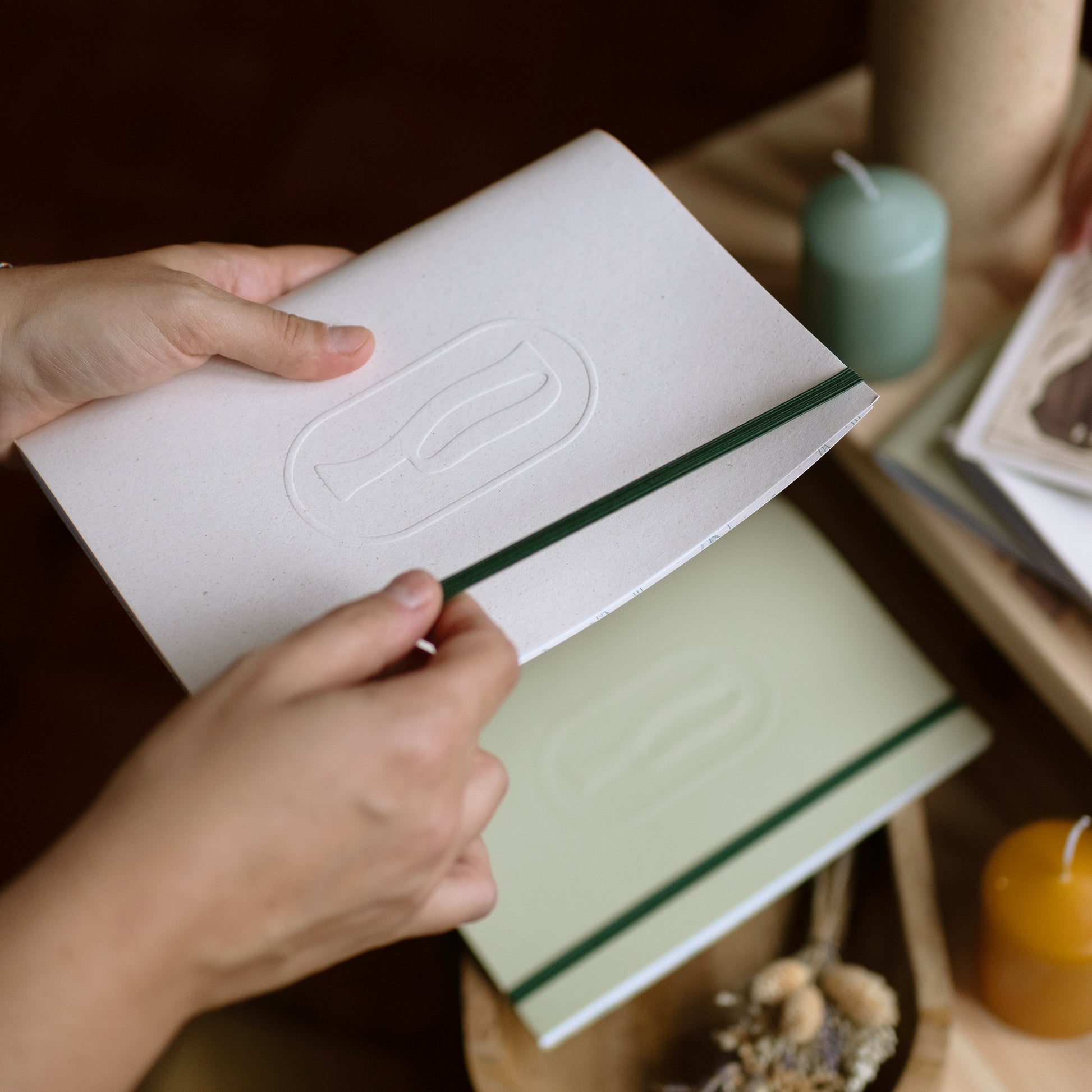 Notebook A5 Mina Piperita Paper design semplice verde sabbia con pagine bianche. Perfetto per scrivere, disegnare, progettare. Regalo unico per chi ama creare.