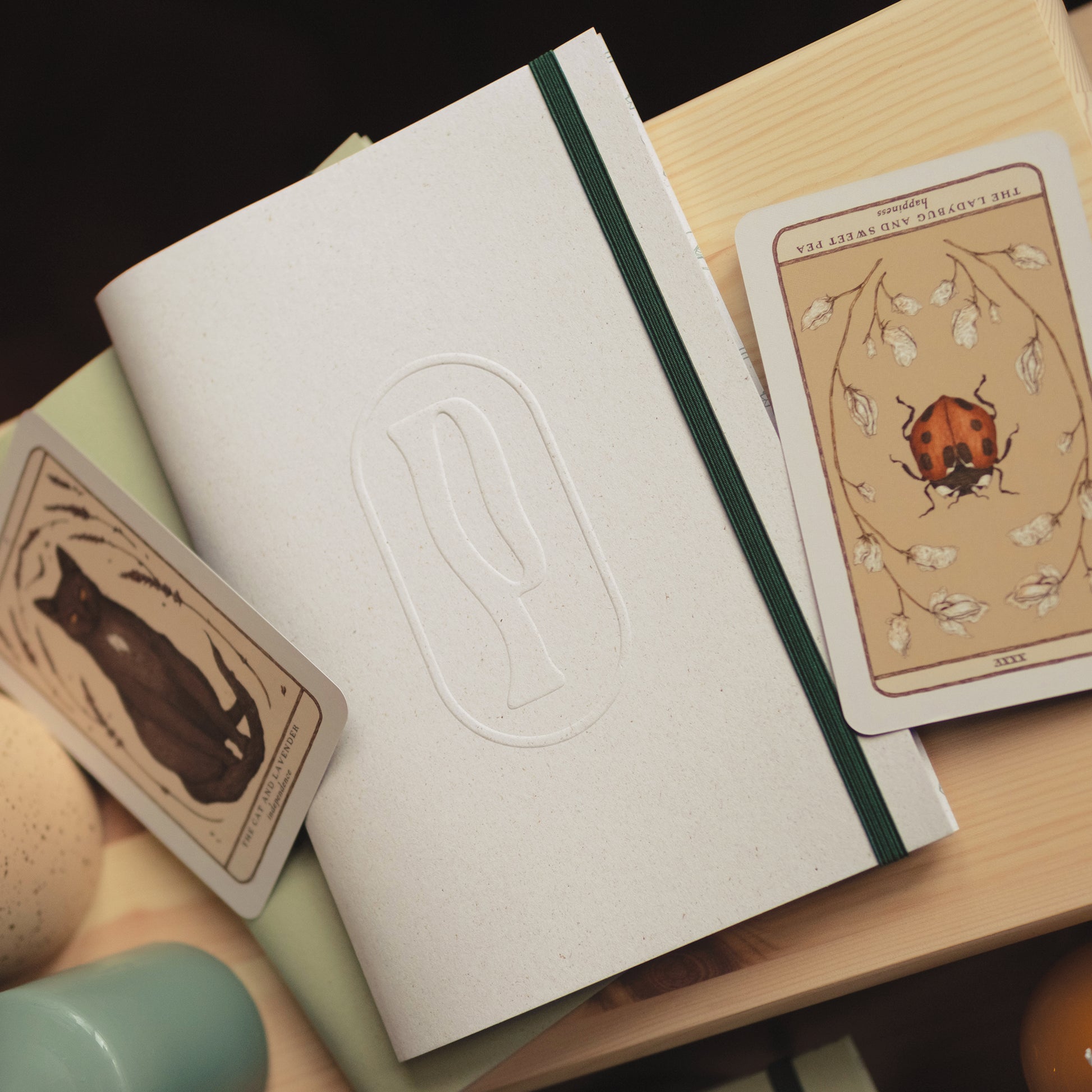 Notebook A5 Mina Piperita Paper design semplice verde sabbia con pagine bianche. Perfetto per scrivere, disegnare, progettare. Regalo unico per chi ama creare.