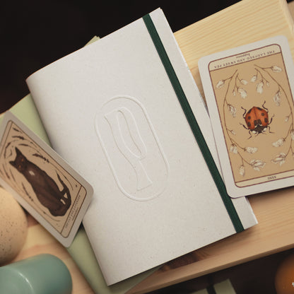 Notebook A5 Mina Piperita Paper design semplice verde sabbia con pagine bianche. Perfetto per scrivere, disegnare, progettare. Regalo unico per chi ama creare.