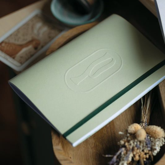 Notebook A5 Mina Piperita Paper design semplice verde sabbia con pagine bianche. Perfetto per scrivere, disegnare, progettare. Regalo unico per chi ama creare.