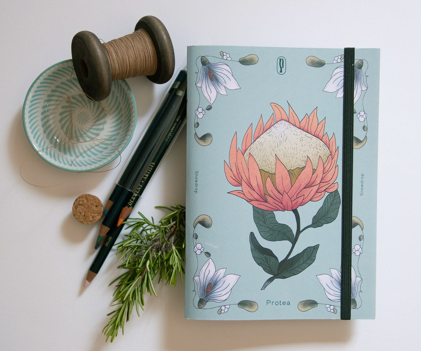 Notebook A5 Mina Protea di Piperita Paper  design floreale con pagine bianche. Perfetto per scrivere, disegnare, progettare. Un regalo unico per chi ama creare.