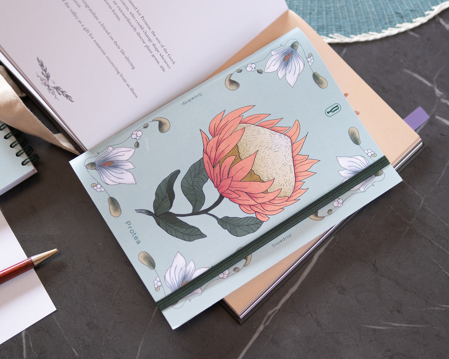 Notebook A5 Mina Protea di Piperita Paper  design floreale con pagine bianche. Perfetto per scrivere, disegnare, progettare. Un regalo unico per chi ama creare.