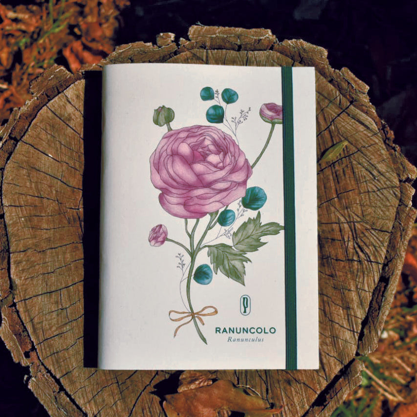Notebook A5 con elastico Mina Ranuncolo di Piperita Paper design floreale con pagine bianche. Perfetto per scrivere e disegnare. Un regalo unico per chi ama creare.
