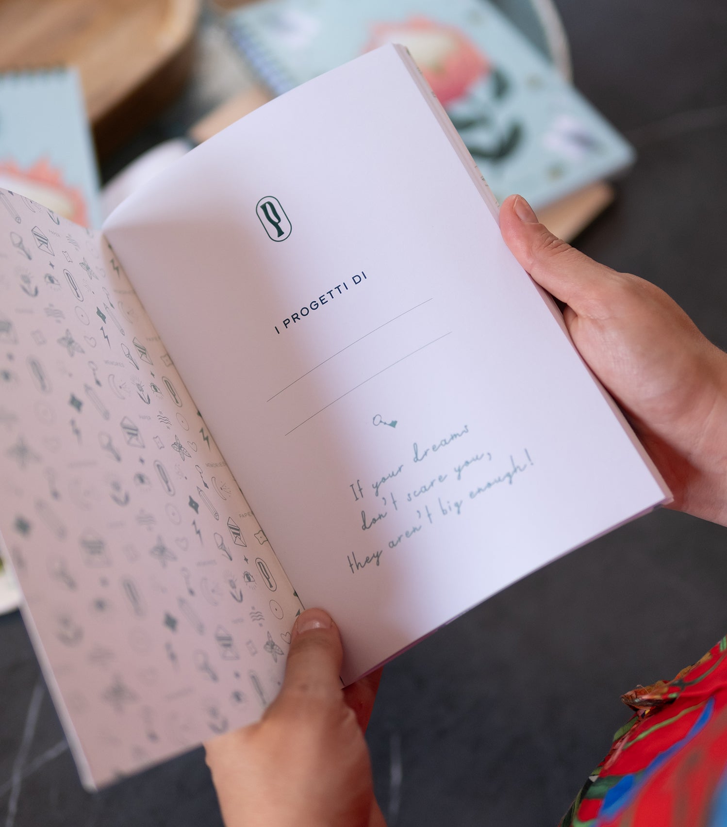 Notebook A5 Mina Protea di Piperita Paper  design floreale con pagine bianche. Perfetto per scrivere, disegnare, progettare. Un regalo unico per chi ama creare.