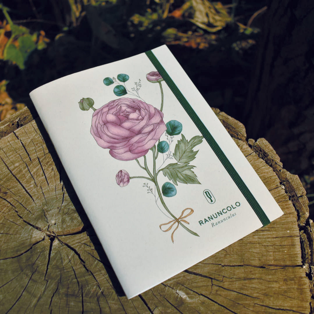 Notebook A5 con elastico Mina Ranuncolo di Piperita Paper design floreale con pagine bianche. Perfetto per scrivere e disegnare. Un regalo unico per chi ama creare.