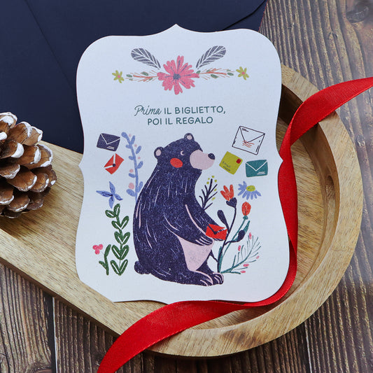 Cartolina Orso Postino di Piperita Paper: sagomata con busta blu, stampa a colori, perfetta per scrivere i vostri auguri di Natale.