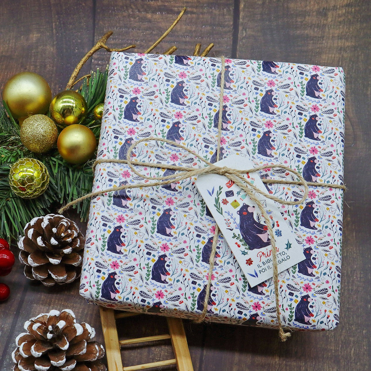 Carta Regalo di Piperita Paper: set da 3 fogli con grafiche natalizie, stampa a colori su carta ruvida, ideale per confezionare i vostri regali.