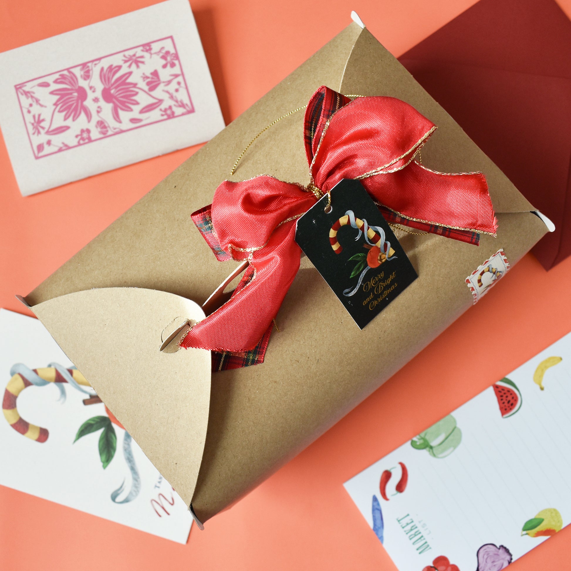 Box regalo di cancelleria curata nei dettagli: quaderni, notes e cartoline natale. Perfetta per chi ama scrivere, progettare, creare. Confezione regalo inclusa.
