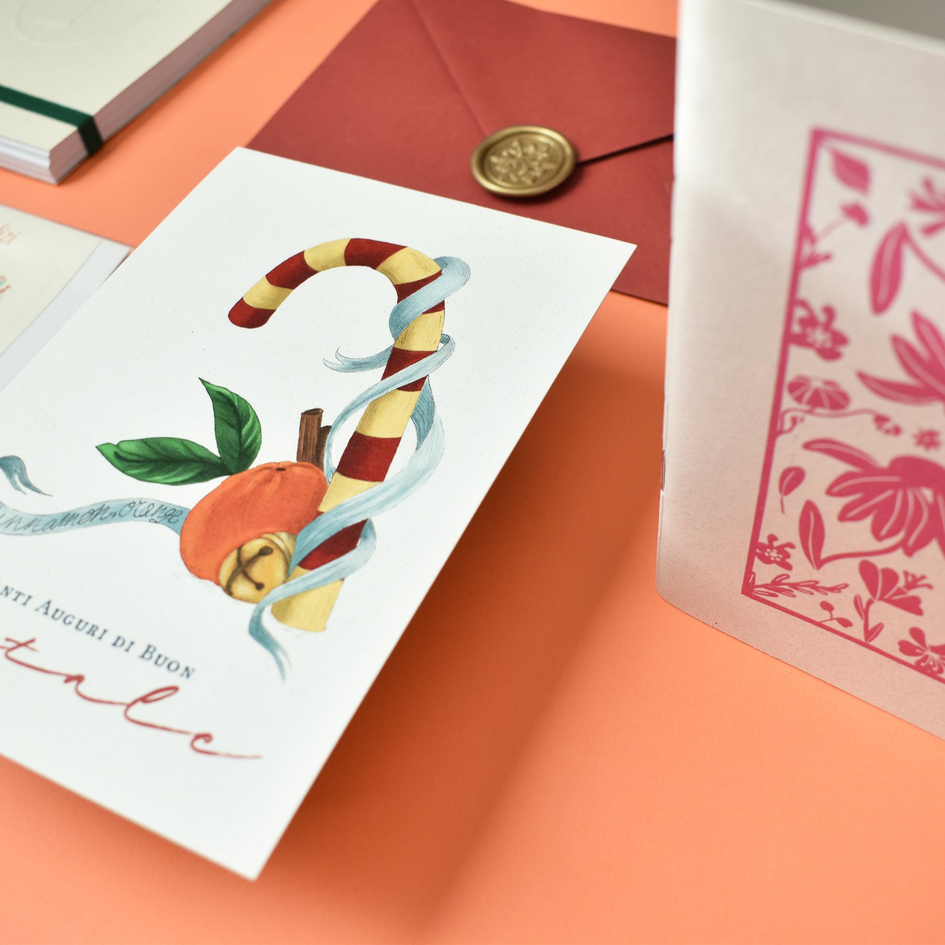 Box regalo di cancelleria curata nei dettagli: quaderni, notes e cartoline natale. Perfetta per chi ama scrivere, progettare, creare. Confezione regalo inclusa.