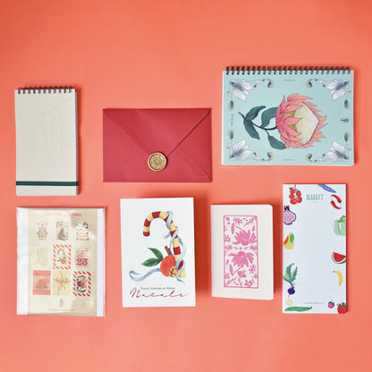 Box regalo di cancelleria curata nei dettagli: quaderni, notes e cartoline natale. Perfetta per chi ama scrivere, progettare, creare. Confezione regalo inclusa.