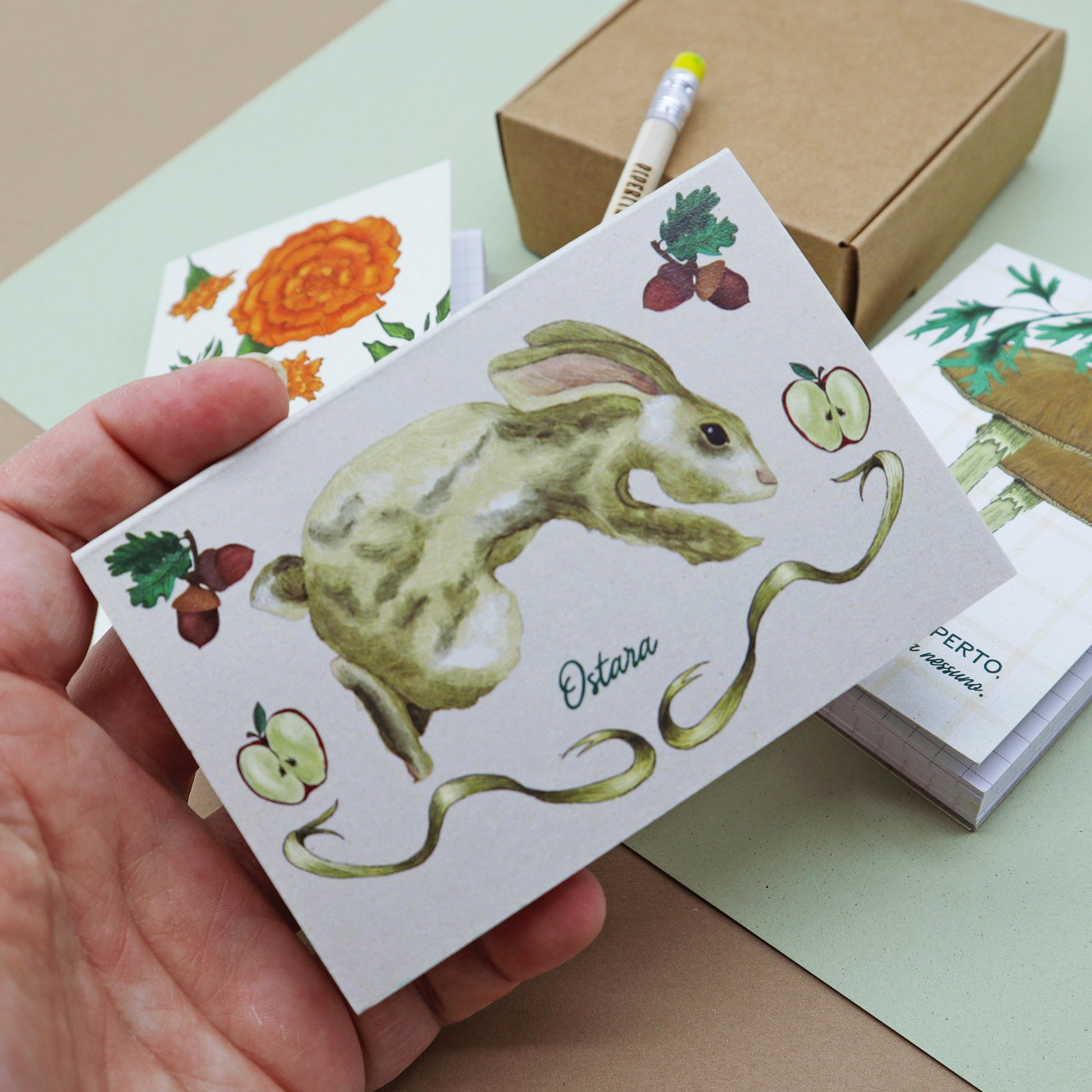 Appunti Pixie di Piperita: blocchi tascabili con grafica botanica, pagine a quadretti e copertina in carta riciclata, perfetti per notes e appunti creativi.