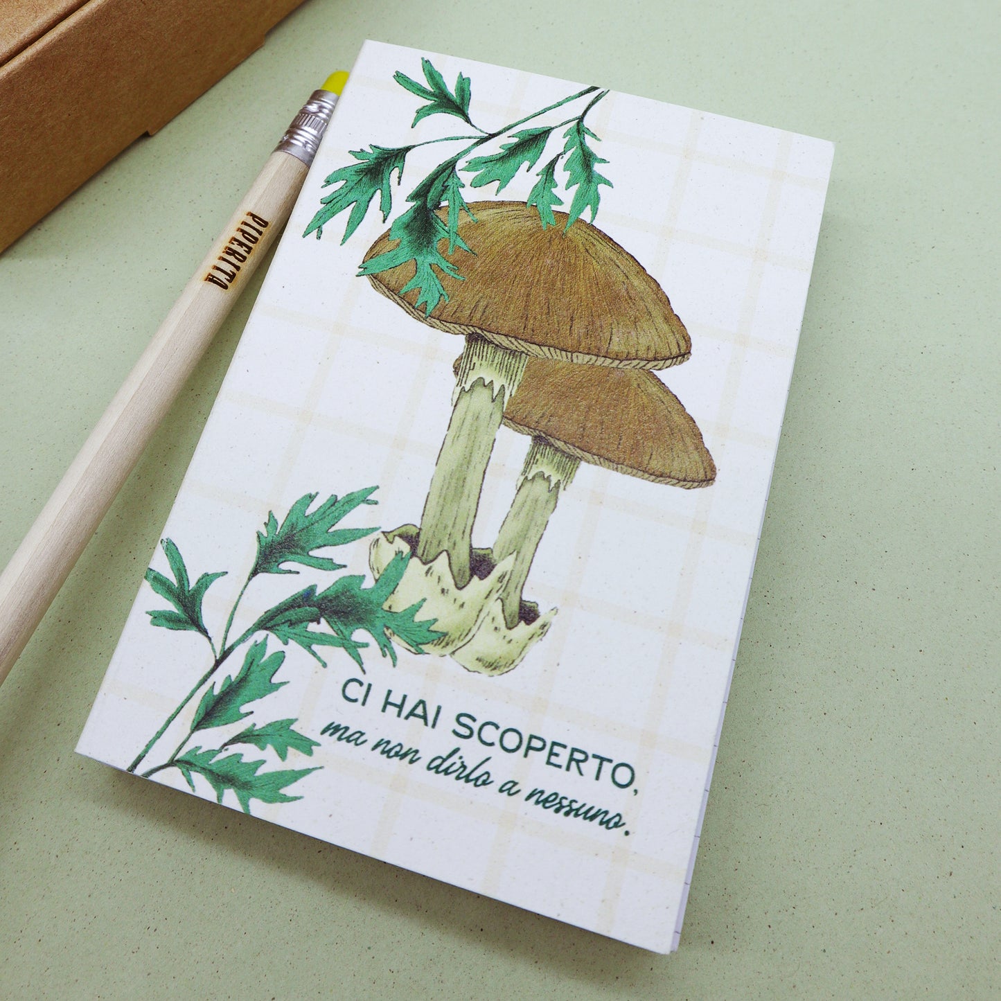 Appunti Pixie di Piperita: blocchi tascabili con grafica botanica, pagine a quadretti e copertina in carta riciclata, perfetti per notes e appunti creativi.
