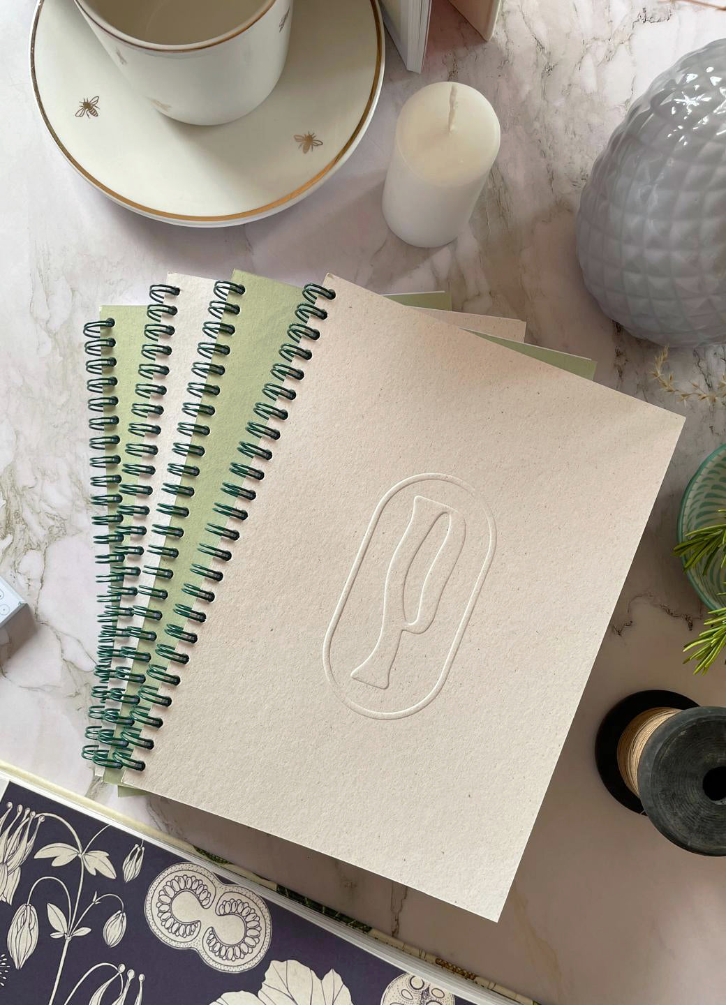Notebook A5 con spirale Rosemary di Piperita Paper  design semplice con copertina riciclata con pagine bianche, righe, quadretti e punti bullet journal. Adatto per scrivere, disegnare, progettare e come regalo.