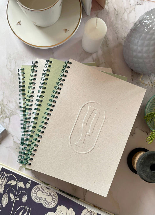 Notebook A5 con spirale Rosemary di Piperita Paper  design semplice con copertina riciclata con pagine bianche, righe, quadretti e punti bullet journal. Adatto per scrivere, disegnare, progettare e come regalo.
