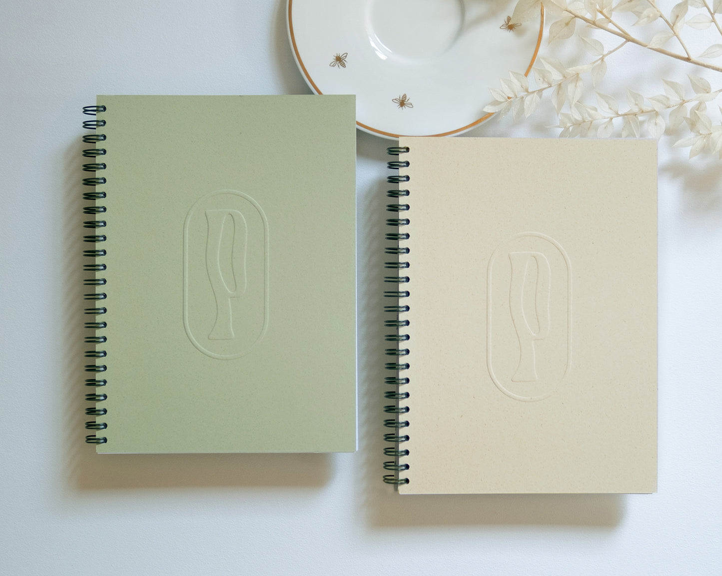 Notebook A5 con spirale Rosemary di Piperita Paper  design semplice con copertina riciclata con pagine bianche, righe, quadretti e punti bullet journal. Adatto per scrivere, disegnare, progettare e come regalo.