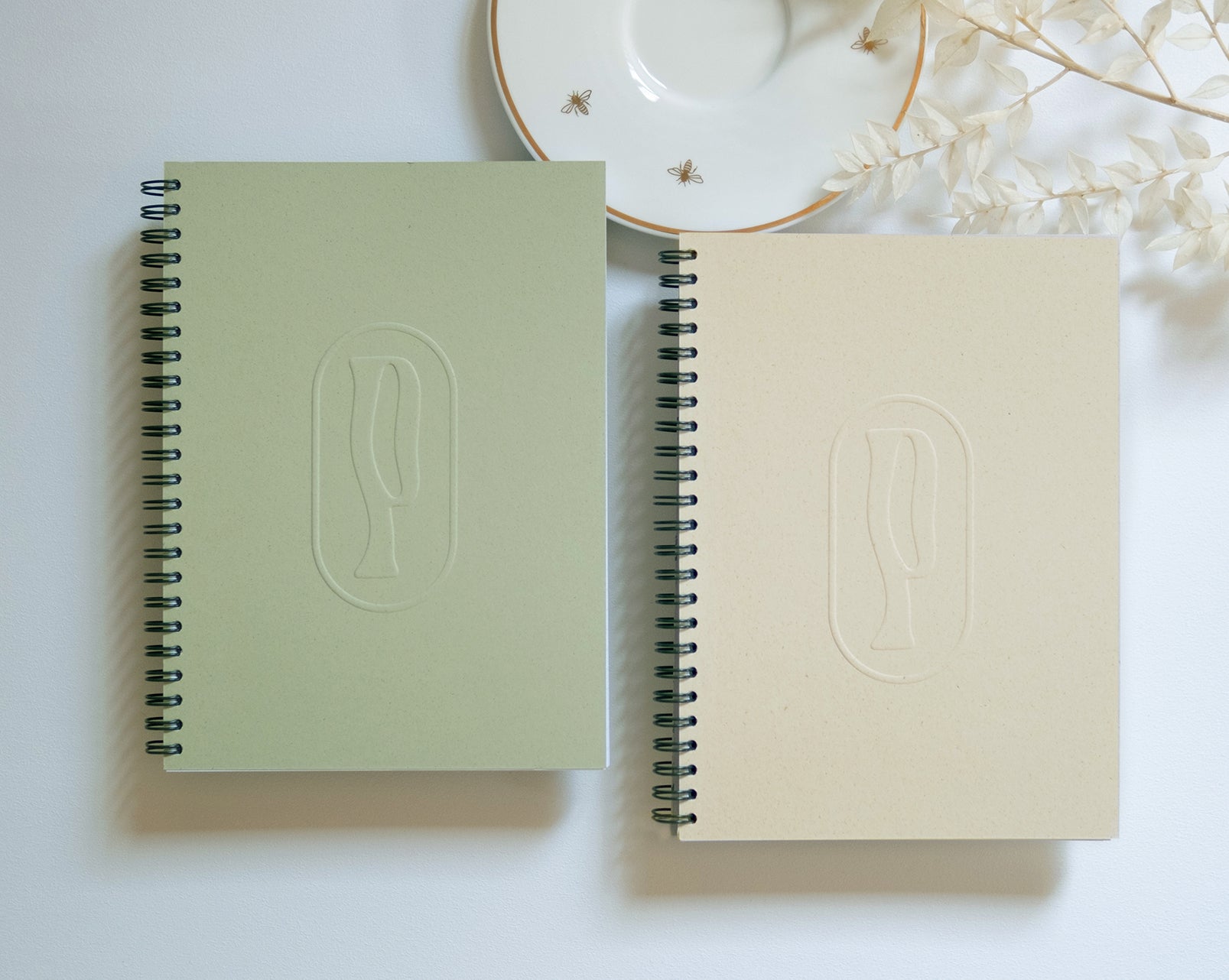 Notebook A5 con spirale Rosemary di Piperita Paper  design semplice con copertina riciclata con pagine bianche, righe, quadretti e punti bullet journal. Adatto per scrivere, disegnare, progettare e come regalo.